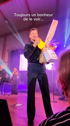 En septembre, j’ai pris la route jusqu’à Beynat en Corrèze pour aller voir @vincentniclo … puis direction le Cantal, à Pierrefort, pour le revoir encore une fois. Même si c’est le même concert, ce n’est jamais la même émotion. À chaque date, c’est une parenthèse enchantée ! 🥰 Le voir sur scène, le voir évoluer… c’est toujours un bonheur. Et quand il envoie ces notes qui me font fondre, je me répète “résiste”… mais non. Quand une voix te transperce jusqu’aux tripes, tu ne peux rien y faire. 🤩🔥