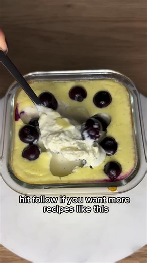 Healthy Recipes on Instagram: "@juliadaey high protein cheesecake is soo good!! 🤤 This incredible recipe is from @juliadaey , please go in and follow her fantastic page for more amazing recipes like this one!!🍫😍👩‍🍳 This delicious snack with 32g protein and 278kcal satisfies your sweet cravings just perfectly and keeps you full. Ingredients: 1 cup (200g) non-fat Greek yogurt (use your favorite type of Greek yogurt) 1 egg 1 tbsp honey 1 tsp vanilla splash of lemon juice Mix everything togethe