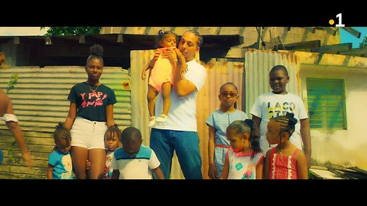 [MUSIQUE] La Martiniquaise Meryl persiste dans son style très engagé. Cette fois elle dénonce, dans le clip "BB compte", les taxes et les impôts prélevés par l'Etat. 👉 https://la1ere.francetvinfo.fr/martinique/dans-son-clip-bb-compte-la-rappeuse-meryl-denonce-les-abus-de-l-etat-933637.html Meryl AKIYO | Martinique la 1ère