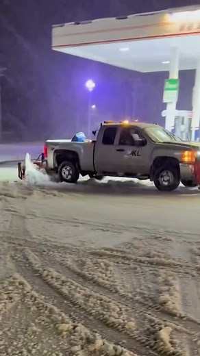 You can’t un-see it… 🤷🏻‍♂️🚫 #backblade #snowplow | Top Gun Blades