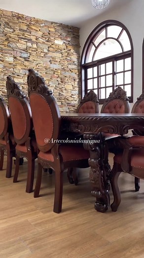 Comedor en madera de cedro, tallado a mano en ambos respaldos y tapicería en cuero. 📞 Más información al 502 3572-5623 #forniture #muebles #classicforniture #artecolonial #guatemala #design #luxury #luxuryforniture #luxuryhome