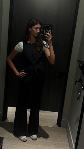 Hailey Nicole on Instagram: "i’ve been asked what the BARE MINIMUM of things you need to bring to college are so here you go!! PLEASE ADD TO THIS IF I MISSED SOMETHING 🧳 Essentials 💸 • Any Documents they have given you or you printed out that you need (ID, Sports Pass, Parking Pass etc.) • A form of ID (Drivers license) - If you can, please leave backup ID at your parents home or somewhere like that • Cash AND Card - Do NOT sign up for a new card if you already have one!! • Keys (Car, Home, Ma