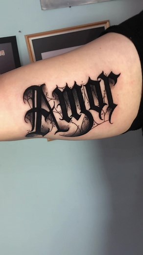 Tatuaje Lettering Amor: Diseño Único y Especial 🖤