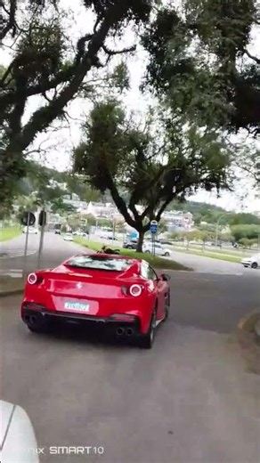 Este é o Ferrari Portofino M, um conversível esportivo da marca italiana —