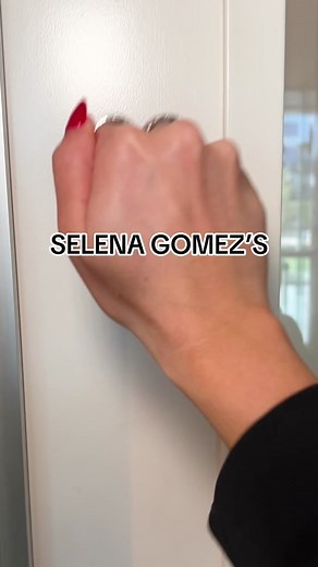 Step into Founder @Selena Gomez’s office at Rare Beauty HQ 👩‍💻 We partnered with @thehavenly to re-design our home and have gotten quite cozy here the last few months. Can’t wait to show you more! @Rove Concepts @sherwinwilliams #rarebeauty #rarebeautyoffice #selenagomez #officetour #corporatelife #careers #workatrarebeauty