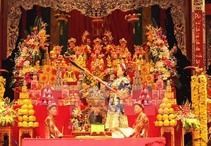 Die Botschafter sind vom Ritual “Chau van-hau dong” in Vietnam beeindruckt