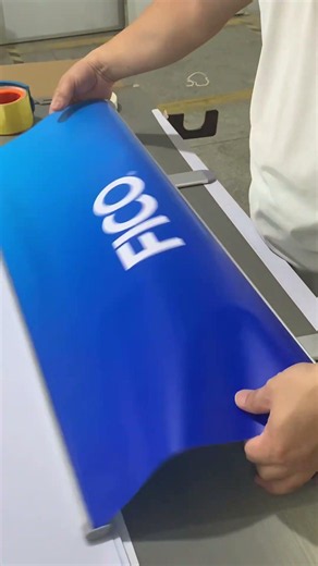 Roll up banner stand