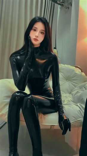 Yusi Yami on Instagram: "✨ What makes a woman truly captivating, especially when she wears latex? 💖 It's the blend of confidence, style, and the boldness that this unique fabric brings out. 🌟 I’d love to hear your thoughts on what draws you to someone in latex—what qualities do you find most alluring? Let’s celebrate the power of fashion and femininity together! Don’t forget to like and share this post—let’s inspire each other with our insights! 🎉👇 #confortablefashion #LatexLove #leggings #L