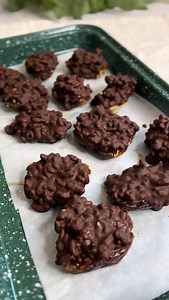 All you need: 8 big Medjool dates 125g vegan chocolate, to melt 3/4 cup Rice Bubbles Peanut butter Method: 1. Cut the dates in half and remove the pits. 2. If the dates are big you can split them in half or you can keep them as one if they are smaller. 3. Place the dates on a tray lined with baking paper and drizzle the peanut butter on top. 4. Melt the chocolate and mix in the Rice Bubbles. 5. Top the dates with the melted chocolate and Rice Bubble mixture. 6. Place in the fridge until the choc