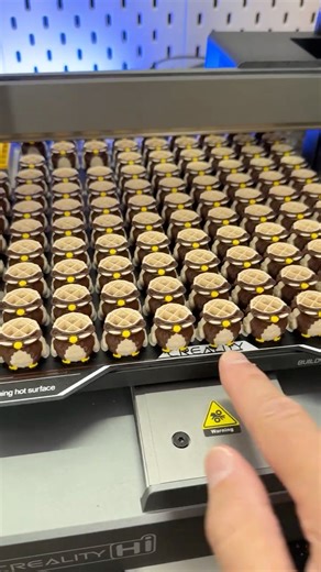Printing 100 Tiny Owls on the #creality Hi, finally making progress!