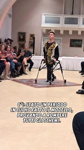 Anni fa, ho fatto un casting per la prima agenzia di moda in Italia che includeva ragazzi con disabilità (ORA HA CHIUSO) e… non mi hanno preso… E SECONDO VOI MI SONO ARRESO?!😂 Poco dopo ho aperto la mia linea di abbigliamento e ho iniziato a sfilare per me stesso (in pratica me la facevo e me la cantavo)🫠 se non fosse che da lì a poco la mia visibilità ha iniziato ad aumentare e io a venire contattato dai brand come testimonial…❤️‍🩹 È STATA UNA SUPER RIVINCITA e stasera… ho trovato questi due
