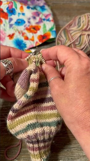 One more round knit on the fish lips kiss heel sock 😀🧦 #sockyarn #sockknitting