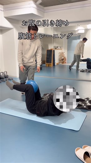 津田大輝/パーソナルジムBLIFE広島千田店のトレーナー on Instagram: "【お腹の引き締め】 今回はお腹の引き締めに効果的な運動をご紹介いたします。 膝の間にボールを挟んで、ボールを潰すように力を入れた状態で腹筋を行うと、通常のクランチ（腹筋のトレーニング）よりも腹斜筋（脇腹の腹筋）を鍛えやすくなります。 呼吸運動などでインナーマッスルをしっかりと鍛え、この運動でアウターマッスルを鍛えましょう。 インナーとアウターマッスルが強調して働くことで、お腹をスッと引き締めることができます。 ぜひ動画を見ながら一緒にチャレンジしてみてください！ ーーーーーーーーーーーーーーーーーーー 【自己紹介】 津田大輝（つだだいき） ・パーソナルジム BLIFE 広島千田店のトレーナー ・脱サラトレーナー ・鳥類（特にインコ系）とマルチーズが好き ・バスケを観るのが好き ーーーーーーーーーーーーーーーーーーー 【パーソナルジムBLIFEの特徴】 ・美姿勢づくり ・姿勢改善 ・美尻、美脚、くびれなどのボディメイク ・痛み、不調の改善 「姿勢分析✖️コンディショニング（調整運動）」 で体の土台を作