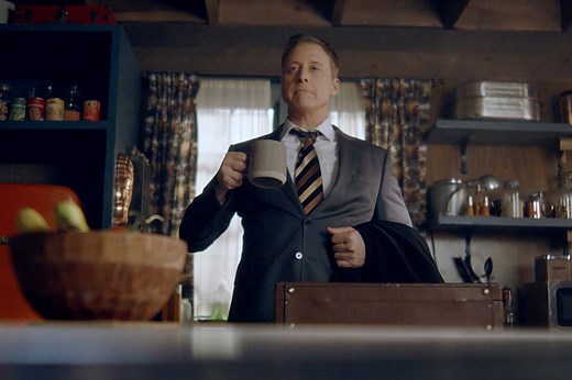 Let Alan Tudyk and Elizabeth Bowen Take You on a Resident Alien Diner Tour