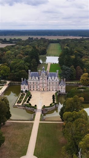 Nico on Instagram: "Chef-d’œuvre du classicisme normand du XVIIᵉ siècle niché au cœur de l’Eure, le château de Beaumesnil se distingue par son élégante architecture de brique et de pierre soulignée de chaînages clairs, ses toitures d’ardoise finement ornées de lucarnes, son plan parfaitement symétrique entouré de douves, et son décor intérieur raffiné qui en fait un exemple rare et remarquablement conservé de l’art de vivre aristocratique sous le règne de Louis XIII. @odyssey_of_nico #normandie 