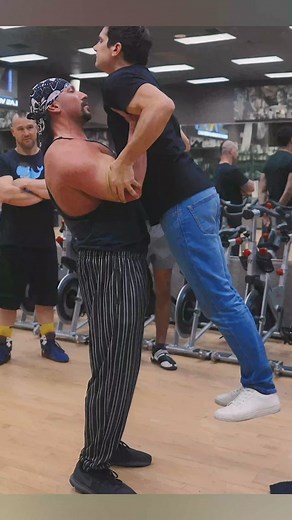 Bodybuilder loses his strength 😮 #fitness #bodybuilding #magic