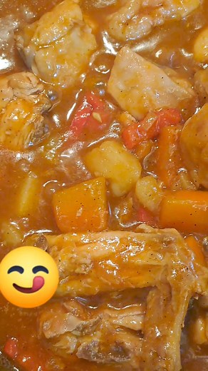 Afritadang Manok🍗 Recipe Ingredients: 🔸️1/2 kilo chicken 🔸️1 pack tomato sauce 🔸️Carrots 🔸️Patatas 🔸️Bell pepper 🔸️Onion 🔸️Garlic 🔸️Chicken cube 🔸️1 tbsp. Oyster sauce 🔸️Salt and pepper 🔸️Cooking oil #shayn #yummy | Lazapee.