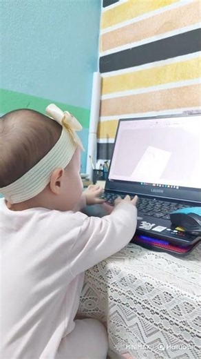 � طفلة صغيرة على اللابتوب | Little Girl Using Laptop Like a Pr