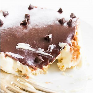 NO BAKE BOSTON CREAM PIE CHEESECAKE – where two classics collide into an easy and insanely delicious dessert that requires no baking! #ad https://www.dashofsanity.com/boston-cream-pie-cheesecake/ | A Dash of Sanity