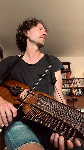 Swedish Nyckelharpa Bach Gigue Performance