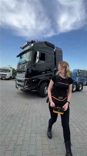 Woman Drives a Massive Semi Truck Like a Pro!