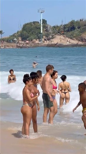 🇧🇷 Arpoador Beach A Sunny Day