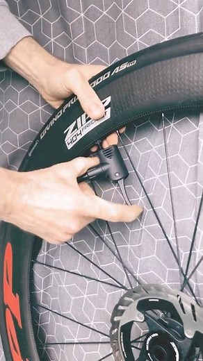 "Pompe à Pied pour Vélo : Astuce Rapide pour Gonfler ! 🔥"