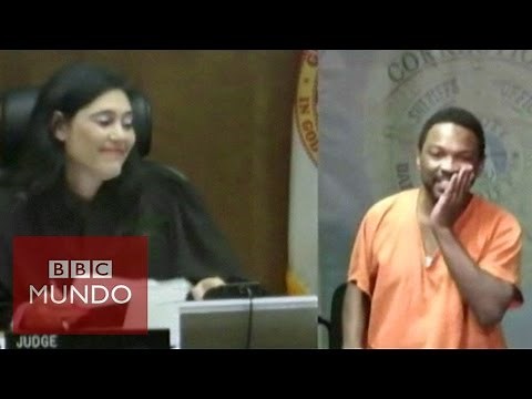 Jueza reconoce a su amigo de la escuela en el banquillo de los acusados