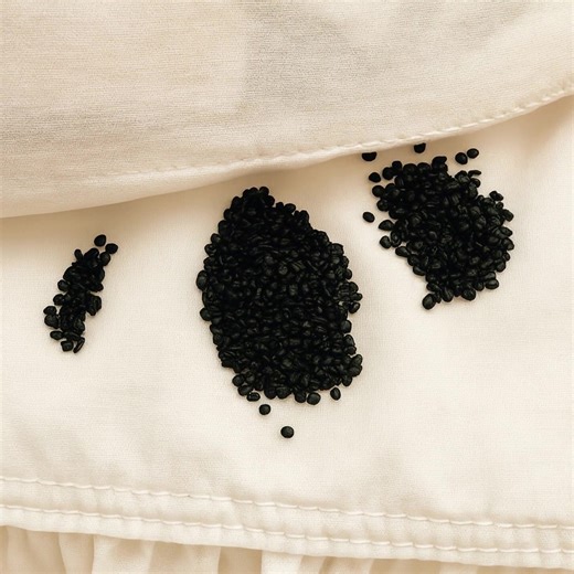 I found this under my mattress—at first I thought they were insect eggs, but the reality really surprised me. That day, I decided to flip the mattress over, just to air it out and clean the sheets. Everything was going as usual until I noticed a strange pile of small black pimples in the corner of the bed. They were matte, with a slight glow, like tiny embers. 😨 I froze. At first, I thought they were insect eggs, maybe cockroaches or some kind of beetle. My heart started beating faster, and I e