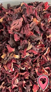Hoy toca infusión calentita: Flor de Jamaica (hibisco) 🌺☕ Tiene ese sabor entre ácido y floral que te despeja la cabeza y sienta genial en días fresquitos. Además es sin cafeína y aporta antioxidantes. En estudios se ha visto que puede ayudar un poquito con la tensión en algunas personas (ojo: no sustituye tratamientos). 💡 En casa nos encanta así: en caliente canela (o un toque de naranja). ⚠️ Nota importante: si tienes tensión baja, estás embarazada, o tomas medicación (especialmente para ten