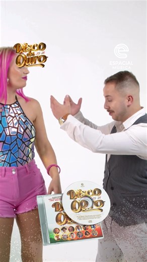 Linda Neto e Quim dos Apitos juntos? É gargalhada certa e festa garantida! 🐱🐟 📀 Já à venda no nosso site: https://www.espacial.pt/ 🛒 Ouve o teu CD aqui: https://orcd.co/discodeouro25_26 📺 Vê o videoclipe completo: https://youtu.be/0fM61MIMRF0 🎶 Playlist Spotify: https://shorturl.at/AL6Rd SEGUE-NOS | https://linktr.ee/EditoraEspacial #LindaNeto #QuimDosApitos #OGatoEASardinha #DiscoDeOuro #EditoraEspacial | Editora Espacial