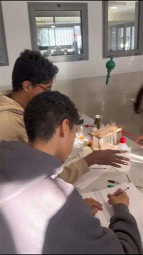 Lab Work : Exploration de la dissolution d’un solide ionique en milieu aqueux - Nos élèves de 1ère année BAC ont réalisé une expérience d'étudie du processus de dissolution d’un solide ionique dans l’eau. Ils ont observé la dissociation des ions formant le solide, ainsi que l’augmentation de la conductivité de la solution, confirmant la présence d’ions libres en solution. À partir de leurs propres observations, ils ont analysé les étapes clés du phénomène : rupture du réseau cristallin, séparati