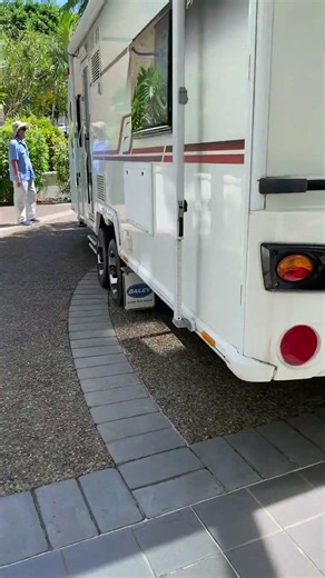 Neighbourly Help: Getting Ken's Bailey Caravan Out of the Driveway! | #caravan