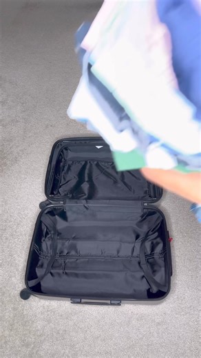 1M views · 5K reactions | Watch me pack for a 3-night getaway for two! #foldinghacks #packing #travelhacks | Lennia McCarter | Facebook