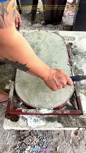 Comment les ouvriers extraient avec adresse les structures préfabriquées en béton