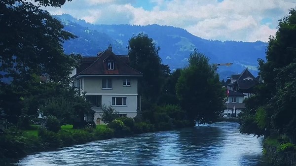 If your city break takes you into Zurich then heading down to Interlaken for a day or two is honestly one of the best things you can do. Interlaken just feels different. From luxury shopping and cafés to the insane scenery waiting, it genuinely feels like stepping into an old-money postcard. In summer, the contrast is wild emerald green hills, sapphire blue lakes while engulfed by the alps. You can go from sipping coffee in a quiet café to paddleboarding, spas, swimming, or just sitting by the w