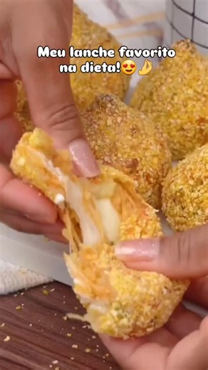 Marcia receitas fit | Emagrecimento on Instagram: "🥔🍗 Batata Recheada Fit na Airfryer 😍🔥 Crocante por fora, cremosa por dentro e perfeita pra matar a fome sem sair da dieta! 💚 📋 Ingredientes: ✨ 4 batatas ✨ 250g de frango desfiado e temperado ✨ Requeijão light ou creme de ricota light ✨ Muçarela light a gosto 🧀 ✨ Flocos de milho ou farinha panko 👩‍🍳 Preparo: Confira o passo a passo completo no vídeo 🎥 Depois é só levar à airfryer a 200°C por 20 minutos (ou até ficar bem douradinha 😋) �