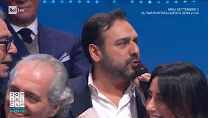 1.4M views · 14K reactions | A Domenica In Elodie, provocata dal giornalista Davide Maggio su presunti scazzi e tensioni in seguito alla sua esibizione di ieri all’Ariston, sbrocca come solo una grande diva sa fare e dà una lezione di comunicazione su come si risponde ai giornalisti che è già un cult istantaneo. Da oggi per noi è ancor più ELODIVA! #Sanremo2025 #DomenicaIn | Prossimi Congiunti | Facebook