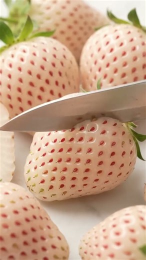 Red Strawberries Vs White Strawberries