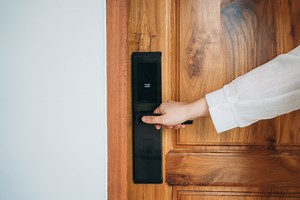 Adieu les cambriolages et pour de bon : ce cache magique change tout, pourquoi il sécurise mieux qu'une serrure classique