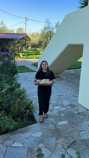 Diena su manimi skinant alyvuogių derlių Graikijos kaime! Noriu parodyti, kaip atrodo alyvuogių derliaus nuėmimas ir kaip gimsta mūsų aliejus. Daug rankų darbo, daug saulės ir kantrybės, tam, kad aliejus būtų pats skaniausias ir kokybiškiausias. 🍋 Šio derliaus aliejus jau atvyko į Lietuvą - jį galite įsigyti graikiskasaliejus.lt - žemas rūgštingumas 0,3-0,5% - spaustas lapkričio pirmą savaitę - labai šviežias 🌿 - švelniai aštrus žalių natų poskonis #oliveoil #alyvuogiųaliejus #graikija | Graik