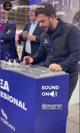 News from @peygran_ at the #cevisema #exhabition in #valencia A new and fastest #levellingsystem with screw cap.