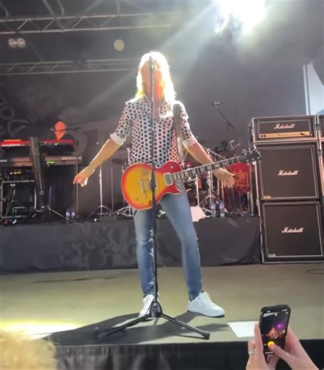 🤩Norwegian Fjords Tour - July 2025🤩 18. juli - Larvik 19.juli - Hankø Etter en fantastisk tur ut i Trondheimsfjorden til vakre Råkvåg og Knarren tar vi turen til Oslofjorden og Larvik og Hankø i helga☀️😎🔥 Bring your luftguitars og godt humør😎☺️ Vi spiller med våre buddies Returnofficial utenfor Bok & Blueshuset i Larvik på fredag og suser videre over fjorden til Hankø Hotell & Spa på lørdag✌️🎶🎸 Under her - Front row Friday 'Love don't bother me' Vi sees, Music Lovers🤩 | Stage Dolls