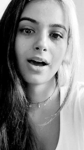 #pov: la fille dépressive dit à son thérapeute à quel point il est facile de simuler d’être heureuse / @jessylynndamen