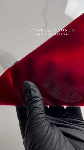 RECIPE 🤩 Sharing the recipe for berry confit used as filling for macarons, which I added into the center of chocolate ganache.✨ ⬇️⬇️⬇️ Raspberry confit for macaron filling: Ingredients: - Raspberry puree: 100g - Pectin NH: 2g - Sugar: 15g Instructions: 1. Place the puree in a saucepan and heat over medium heat until it reaches 36-40°C. 2. Gradually add the sugar and pectin while stirring with a whisk. 3. Bring the mixture to a vigorous boil. 4. Boil for 1 minute, stirring continuously. 5. Trans