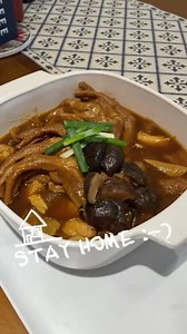 鵝肉城冷凍宅配開箱😋 Part1👉雲林鵝掌煲 小編來開箱！簡單在家料理大廚「雲林鵝掌煲」前一天放冷藏退冰，在放在電鍋一杯水，擺盤輕鬆又好吃😋 師傅處理每隻鵝掌都要像按摩一樣從頭到尾清洗乾淨，放入大火快速油炸，才能吃出鵝掌的軟Q感！再加入猴頭菇、蹄筋、百靈菇、香菇 大廚秘汁滷上一小時，才能有小編今天的完美呈現啦！ #連阿嬤都可以輕易吃的軟Q鵝掌 #不用開火簡單上菜 #滿滿膠質只融妳口不融妳手🤣 #雲林鵝掌煲#雲林鵝肉城 #冷凍料理包 小編OS：品嚐美食變胖的職業傷害我很願意承受🤣 | 雲林鵝肉城餐廳