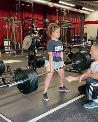 10 years old strong little girl lift 90 kg