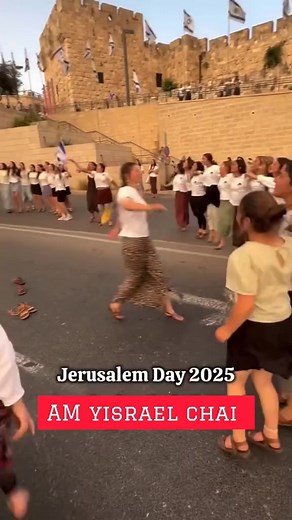 Israel Iran War LIVE | Iran Fires 1000 Drones And 400 Ballistic Missiles |Iran Israel Conflict | TN Iran has launched over 400 ballistic missiles and some 1,000 drones at Israel since the start of the conflict on Friday, according to fresh data from the IDF. Of the ballistic missiles, just over 20 impacted urban areas in Israel, causing casualties and extensive damage. Twenty-four people have been killed in Israel and more than 500 wounded. #IranIsrael​ #middleeastconflict​ #telaviv​ #IsraelIran