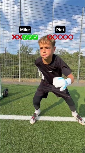Who Played it Better?🤯🧤 Mike vs Piet🔥 #gripmode #goalkeeper #football