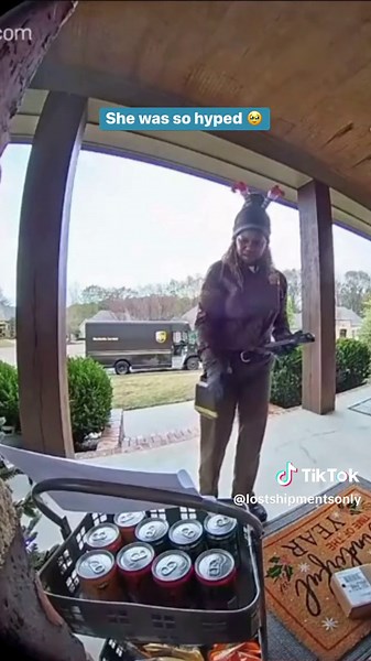 Delivery driver has the best reaction to this act of kindness ❤️ (🎥: @hakunamatatahappiness) #delivery #deliverydriver #ring #caughtonring #videodoorbell #doorbell #fedex #amazondelivery #ringdoorbell #ringdoorbellfails #ringdoorbellclips #caughtoncamera #amazondeliverydriver #amazon #securitycamera
